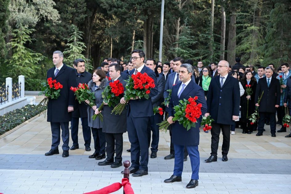 Gənclər və İdman Nazirliyinin kollektivi Fəxri Xiyabanı ziyarət edib