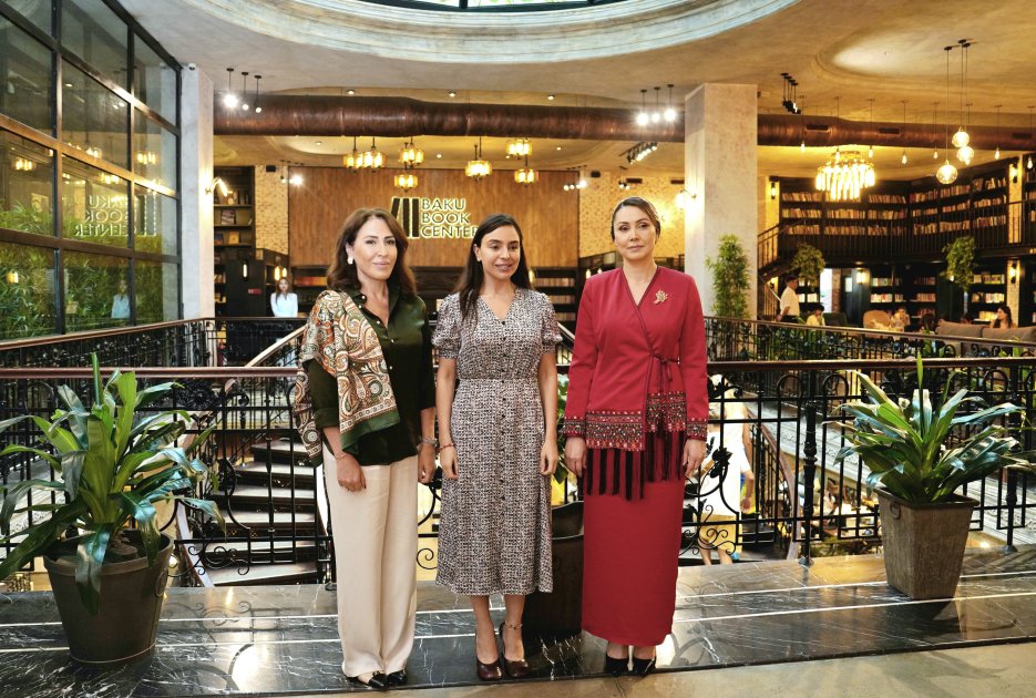 Türkmənistan Xalq Məsləhətinin sədrinin qızı Oquldjaxan Atabayeva Bakı Kitab Mərkəzində olub