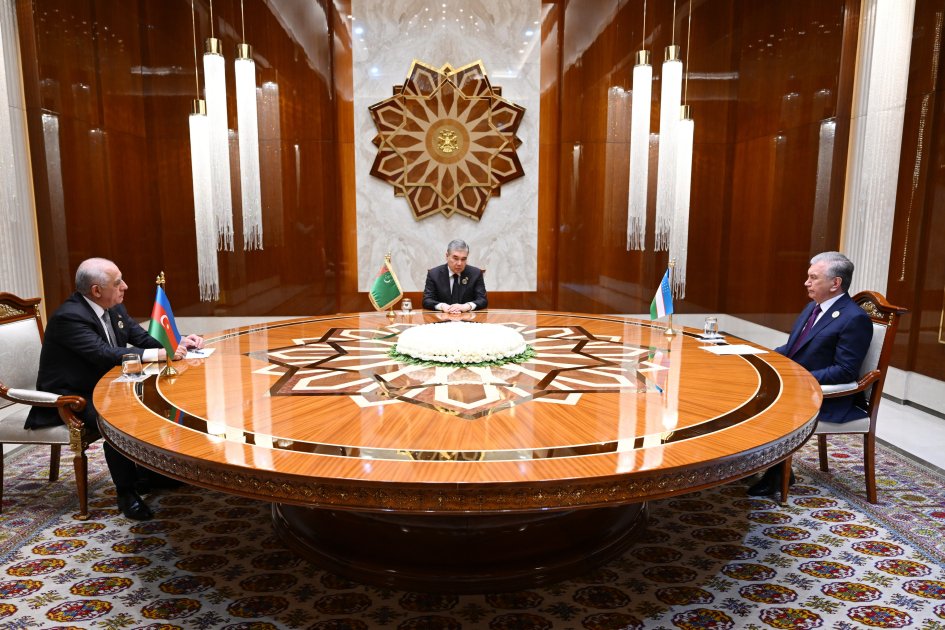 Avazada Türkmənistan Xalq Məsləhətinin sədri, Özbəkistan Prezidenti və Azərbaycanın Baş naziri arasında üçtərəfli görüş keçirilib