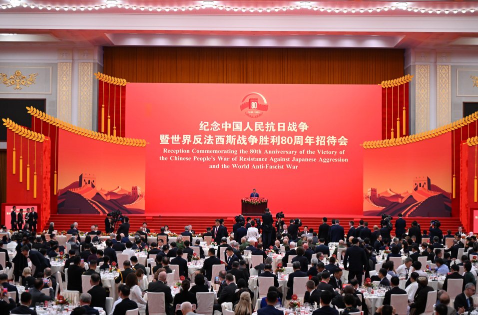 Pekində keçirilən paradda iştirak edən nümayəndə heyətlərinin başçılarının və xanımlarının şərəfinə ziyafət verilib Azərbaycan Prezidenti İlham Əliyev tədbirdə iştirak edib 