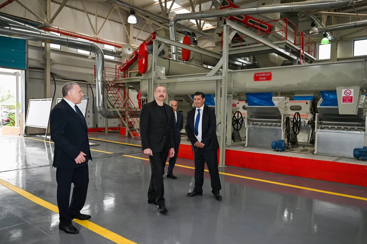 İlham Əliyev Sabirabadda pambıq emalı zavodunun fəaliyyəti ilə tanış olub