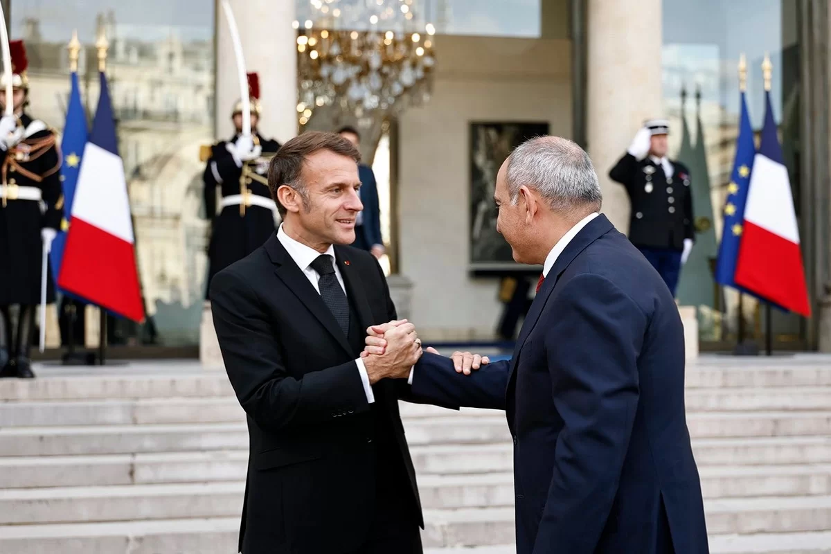 Paşinyan Makronla görüşüb