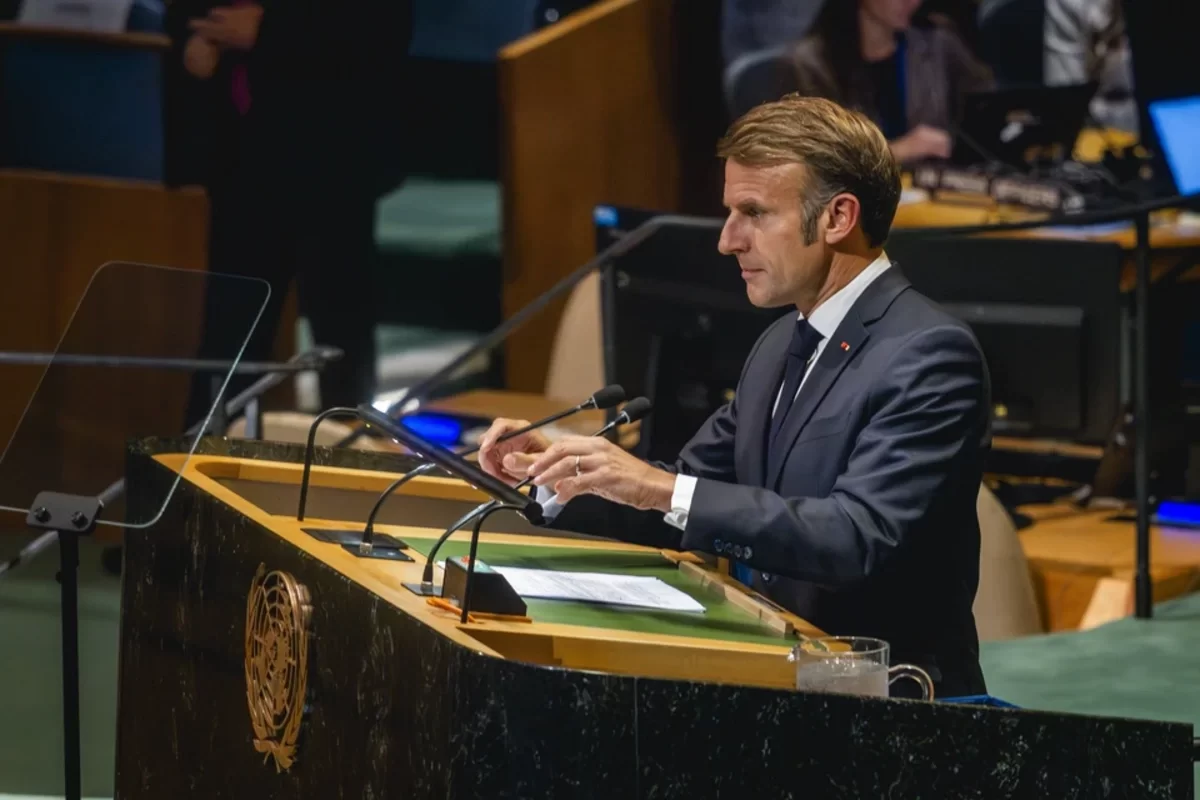 Ceyms Tidmarş: "Makron söz azadlığına qarşı müharibəyə başlayıb"