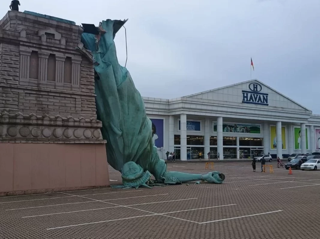 Braziliyada güclü külək Azadlıq heykəlini aşırtdı