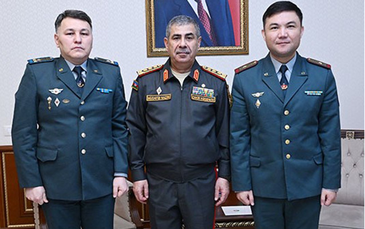 Nazir Qazaxıstanın yeni hərbi attaşesi ilə görüşdü - Foto