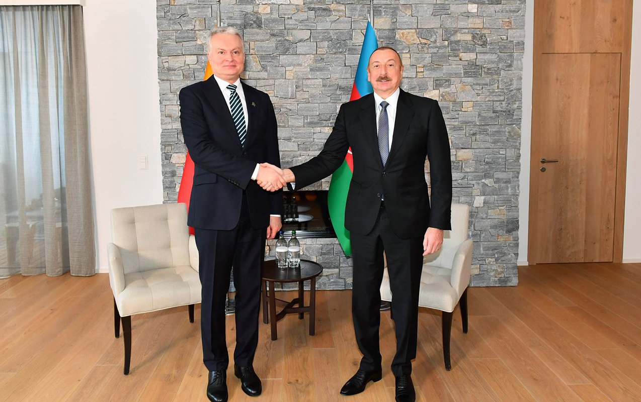 Prezident həmkarını təbrik etdi