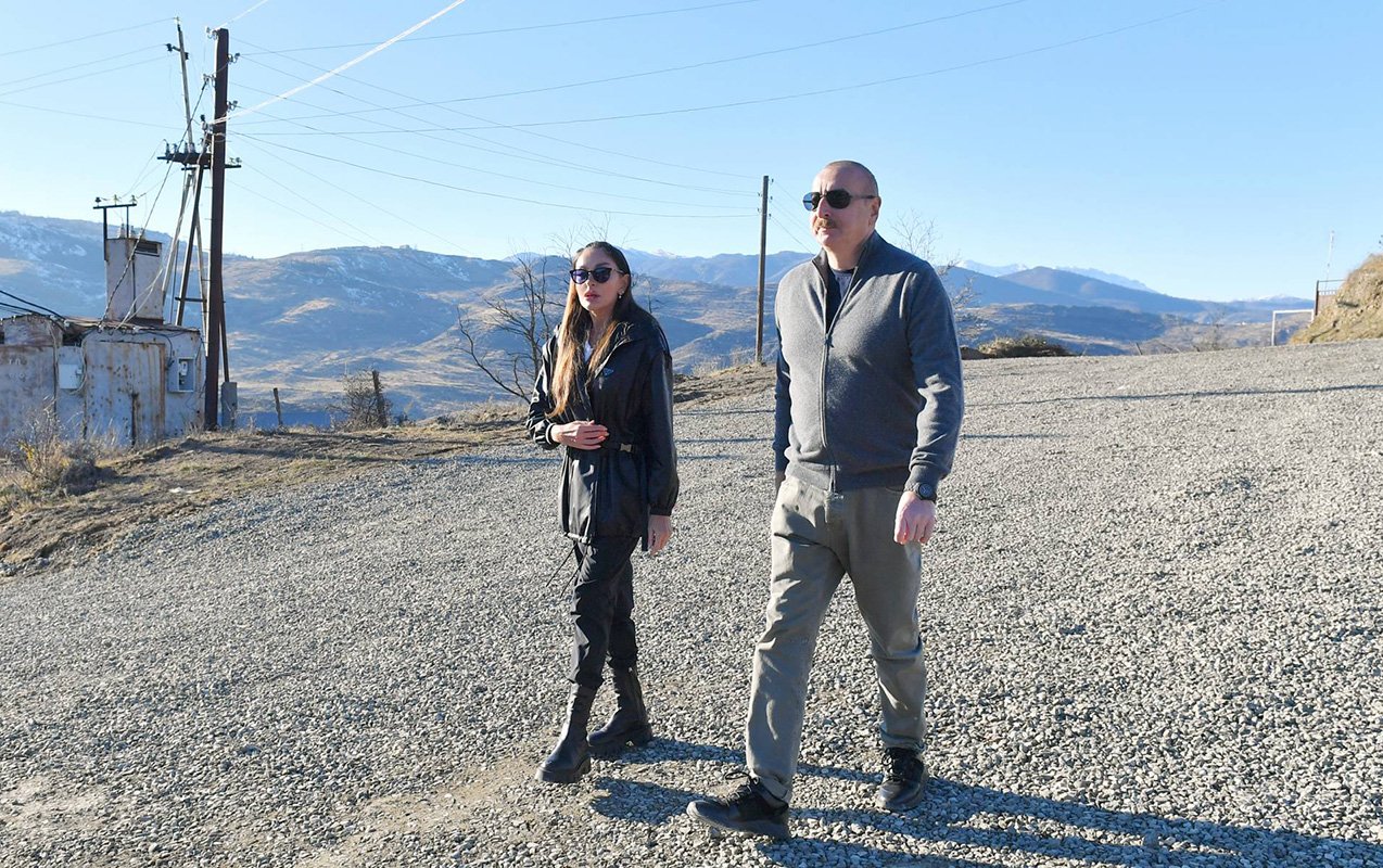 İlham Əliyev ailəsi ilə Xocalıya getdi