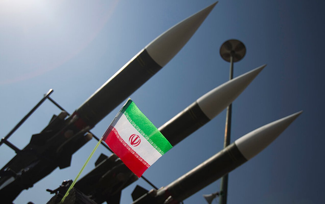 İran yeni silahların açıq nümayişini dayandırdı