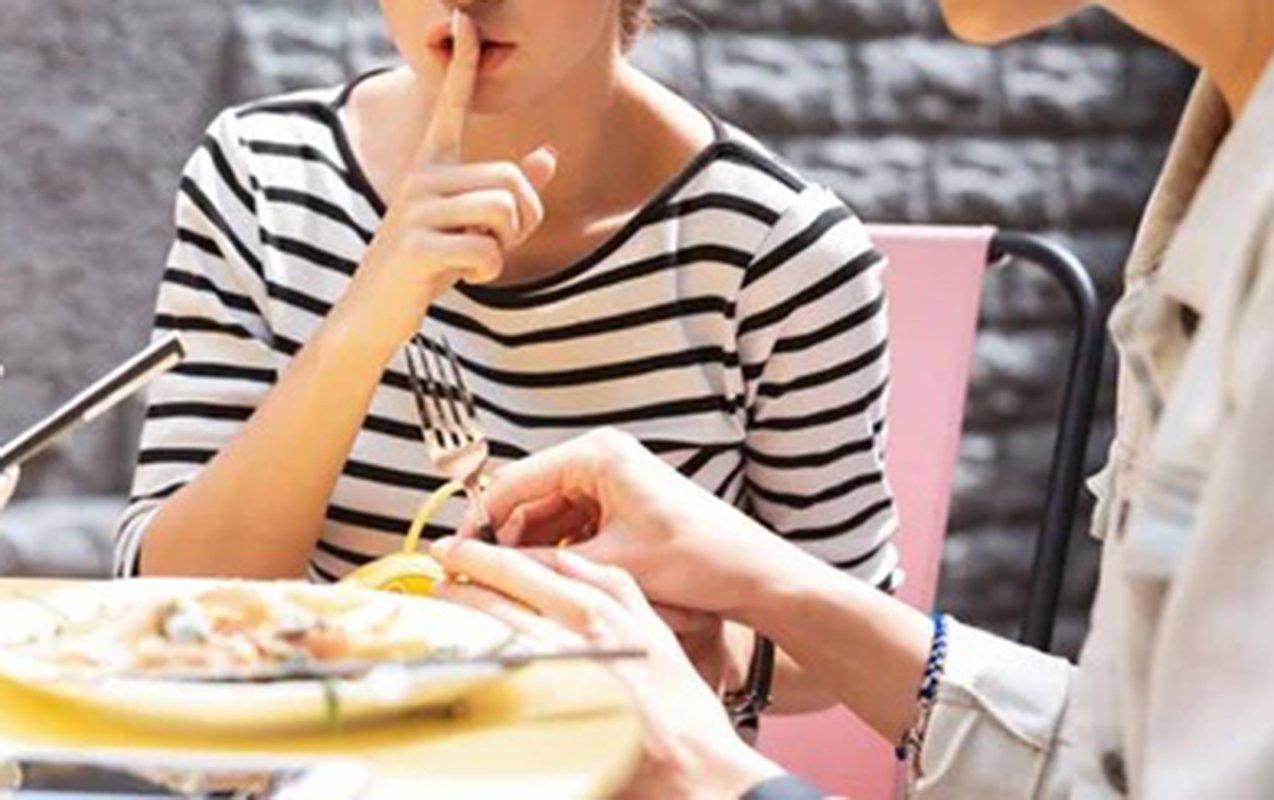 Restoranda rəfiqəsinin 5 minlik qızılını oğurladı - “102”yə də yalan məlumat verdi