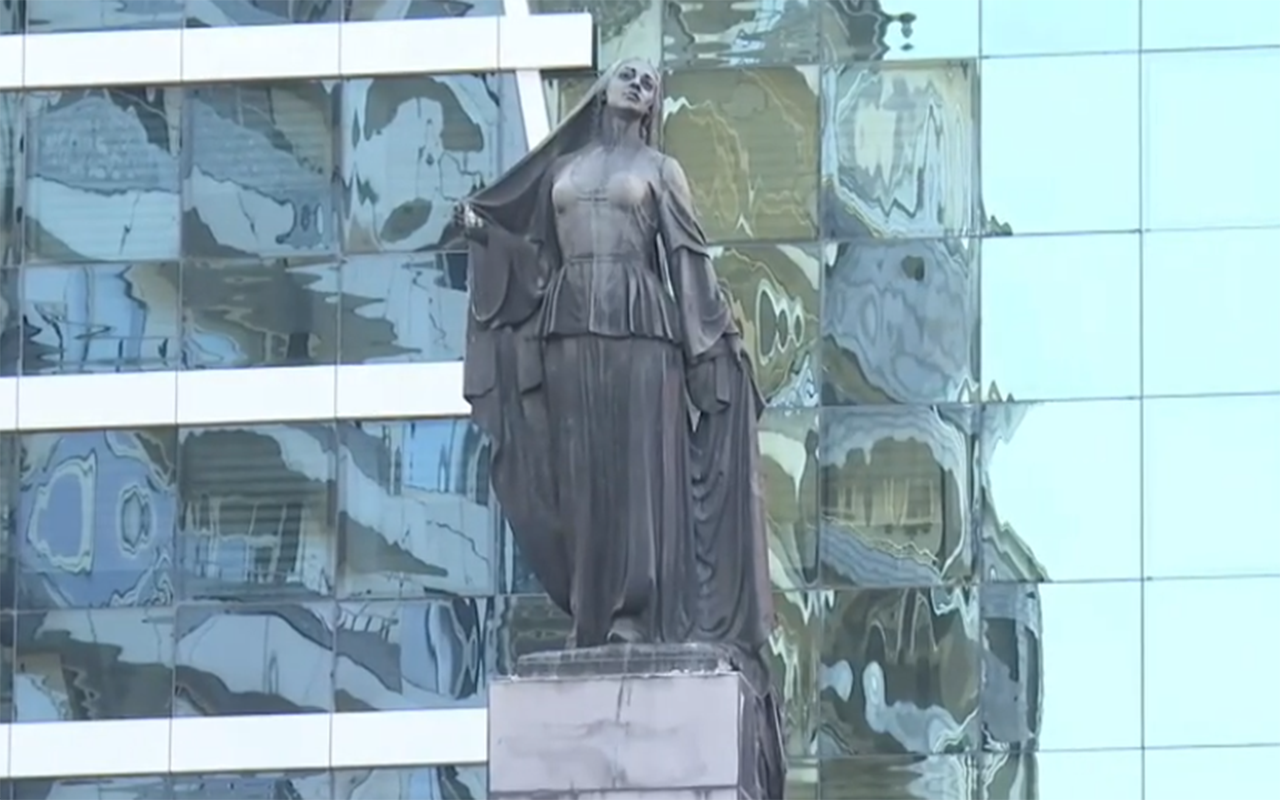 Bu təkcə bir heykəl deyil, cəmiyyətdə söz sahibi olan qadınların simvoludur - Video